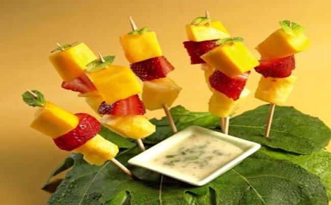 Brochetas de frutas con salsa de melón y menta